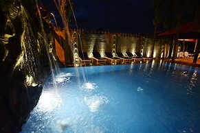 The Suite By Royal Crown Hotel