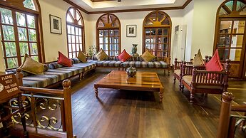 The Suite By Royal Crown Hotel