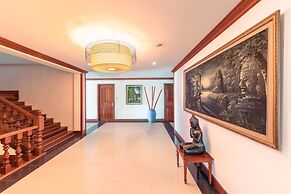 The Suite By Royal Crown Hotel