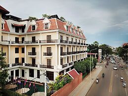 The Suite By Royal Crown Hotel