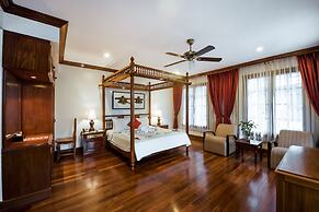 The Suite By Royal Crown Hotel