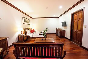 The Suite By Royal Crown Hotel