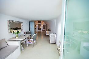 Pearl on the Cliff Hotel & Suites