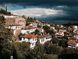 Terrace Houses Sirince - Fig, Olive Clockmakers and Grapevine