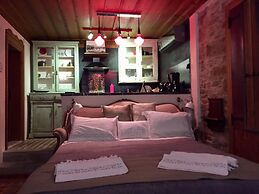 Terrace Houses Sirince - Fig, Olive Clockmakers and Grapevine