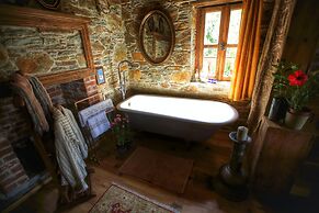 Terrace Houses Sirince - Fig, Olive Clockmakers and Grapevine