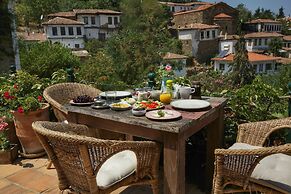 Terrace Houses Sirince - Fig, Olive Clockmakers and Grapevine