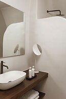 Aqua Luxury Suites