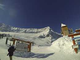 Fernie Slopeside Lodge