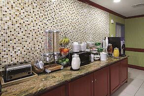 La Quinta Inn & Suites by Wyndham Dallas - Hutchins