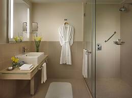 Traders Hotel, Qaryat Al Beri