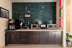 Gateway Hotel & Suites, Ascend Hotel Collection