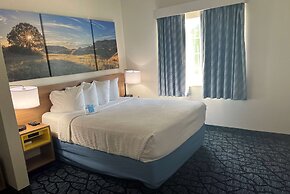 Days Inn & Suites by Wyndham Columbus NE