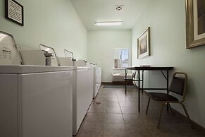 Days Inn & Suites by Wyndham Columbus NE