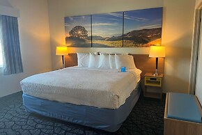 Days Inn & Suites by Wyndham Columbus NE