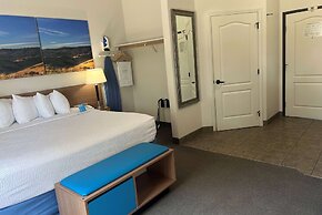 Days Inn & Suites by Wyndham Columbus NE