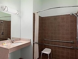 Days Inn & Suites by Wyndham Columbus NE
