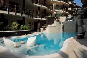 El Taj Oceanfront & Beachside Condo Hotel