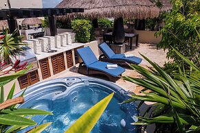 El Taj Oceanfront & Beachside Condo Hotel