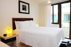 El Taj Oceanfront & Beachside Condo Hotel