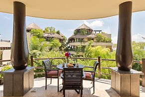 El Taj Oceanfront & Beachside Condo Hotel