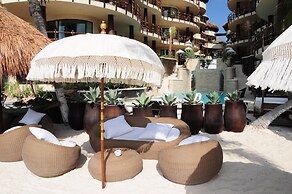 El Taj Oceanfront & Beachside Condo Hotel