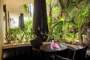 El Taj Oceanfront & Beachside Condo Hotel