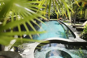El Taj Oceanfront & Beachside Condo Hotel