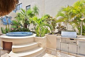El Taj Oceanfront & Beachside Condo Hotel