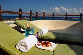 El Taj Oceanfront & Beachside Condo Hotel