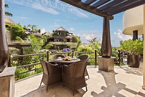 El Taj Oceanfront & Beachside Condo Hotel