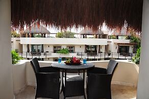 El Taj Oceanfront & Beachside Condo Hotel