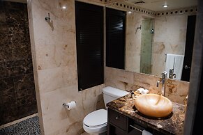 El Taj Oceanfront & Beachside Condo Hotel