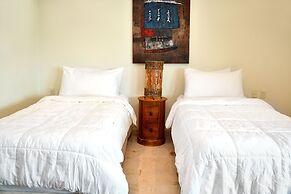 El Taj Oceanfront & Beachside Condo Hotel
