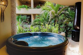 El Taj Oceanfront & Beachside Condo Hotel