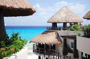 El Taj Oceanfront & Beachside Condo Hotel