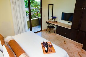 El Taj Oceanfront & Beachside Condo Hotel