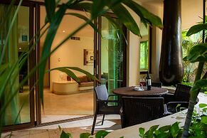El Taj Oceanfront & Beachside Condo Hotel