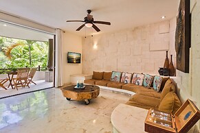 El Taj Oceanfront & Beachside Condo Hotel