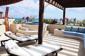 El Taj Oceanfront & Beachside Condo Hotel