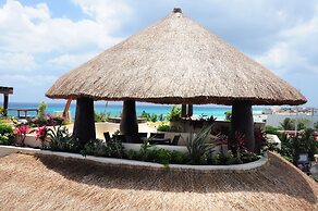 El Taj Oceanfront & Beachside Condo Hotel