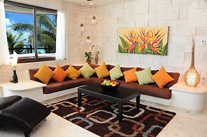 El Taj Oceanfront & Beachside Condo Hotel