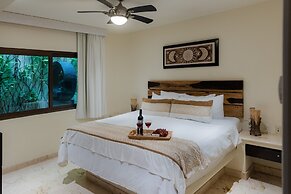 El Taj Oceanfront & Beachside Condo Hotel