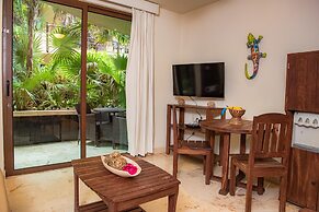 El Taj Oceanfront & Beachside Condo Hotel