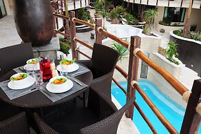 El Taj Oceanfront & Beachside Condo Hotel