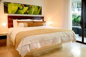 El Taj Oceanfront & Beachside Condo Hotel