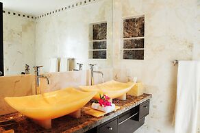 El Taj Oceanfront & Beachside Condo Hotel