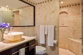 El Taj Oceanfront & Beachside Condo Hotel
