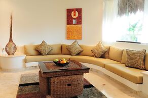 El Taj Oceanfront & Beachside Condo Hotel