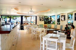 El Taj Oceanfront & Beachside Condo Hotel